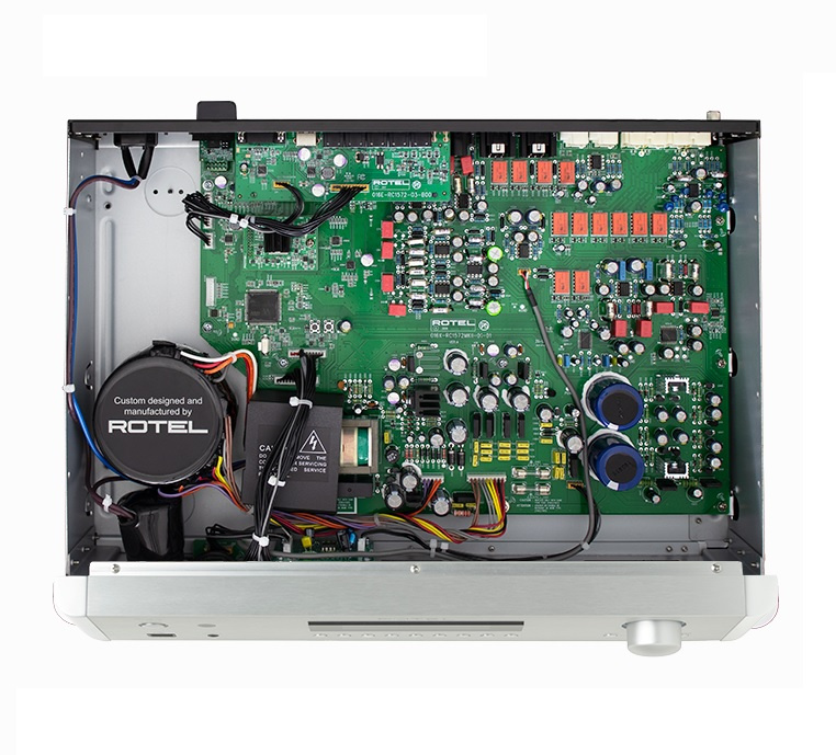 Inre komponenter av Rotel RC1572 MKII stereoförsteg med kretskort och anslutningar.