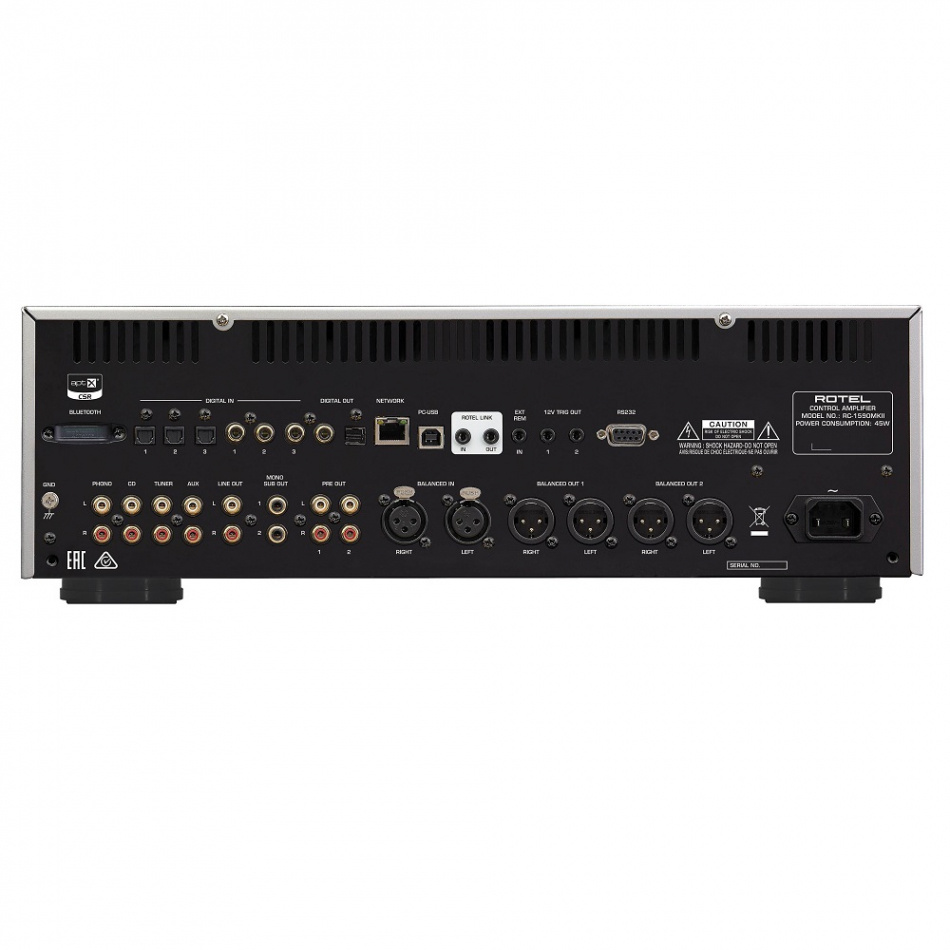 Baksidan av Rotel RC1590 MKII stereoförsteg med många anslutningar.