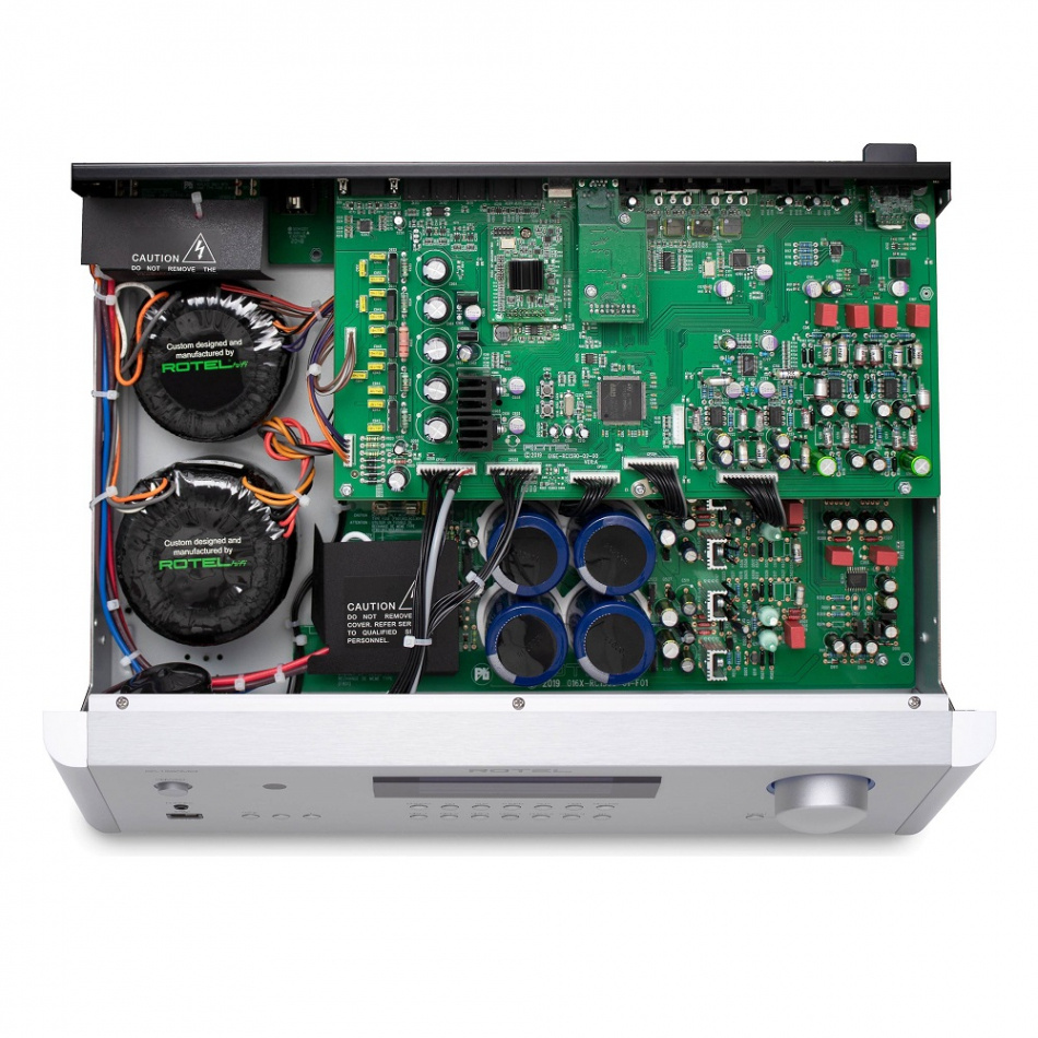 Inuti en Rotel RC1590 MKII stereoförstärkare med DAC och RIAA-steg.