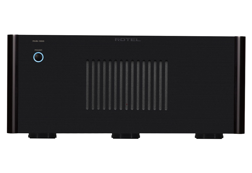 Svart fem-kanaligt slutsteg med LED-lampa och ribbformat kylsystem.