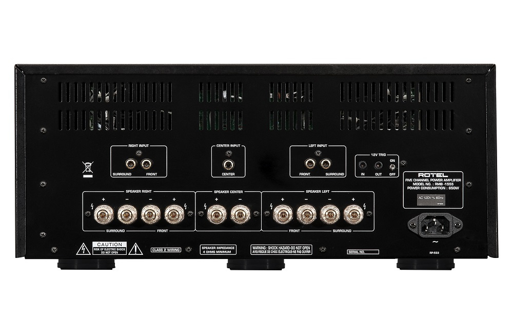 En svart fem-kanalig förstärkare med flera högtalaranslutningar och ingångar.