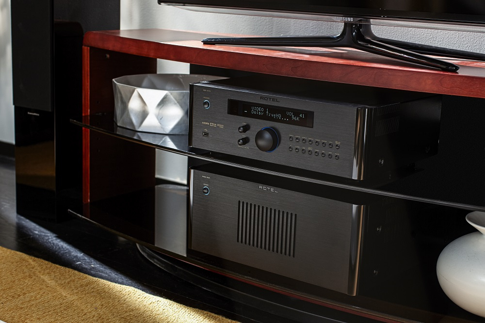 Fem-kanaligt slutsteg i svart med digitala kontroller och elegant design.