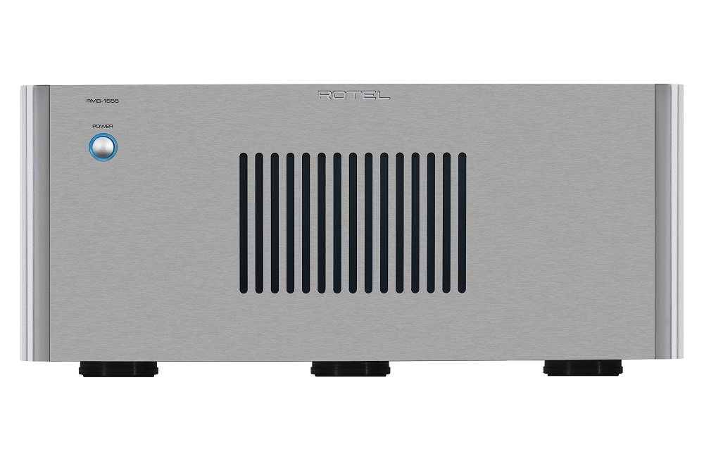 Fem-kanaligt slutsteg i silver med enkel design och ventileringsgaller.