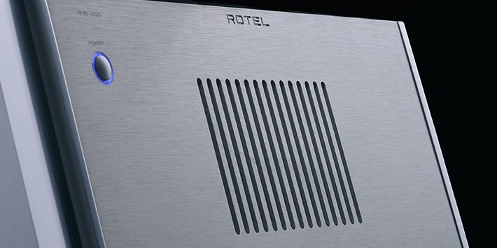 En silverfärgad ljudförstärkare med effektknapp och ventilationsgaller.