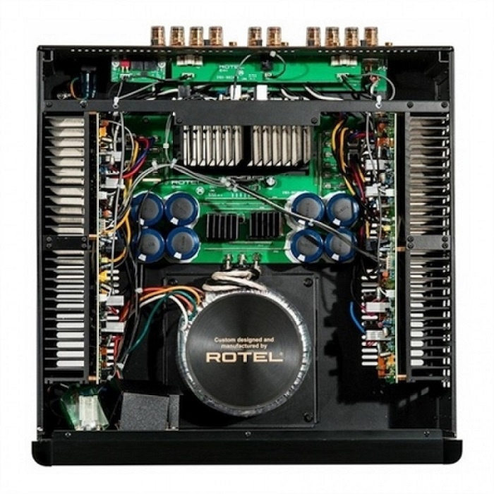 En öppen komponent av Rotel RMB1555 slutsteg med synliga elektronikdelar.