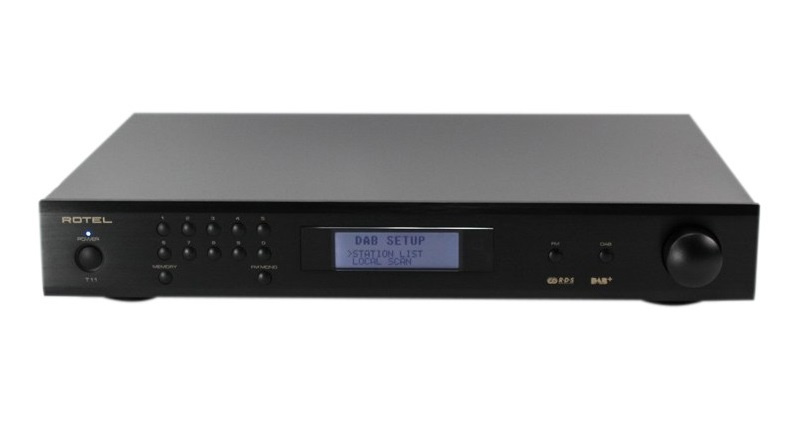 Svart DAB/FM-radio med digital skärm och kontroller.