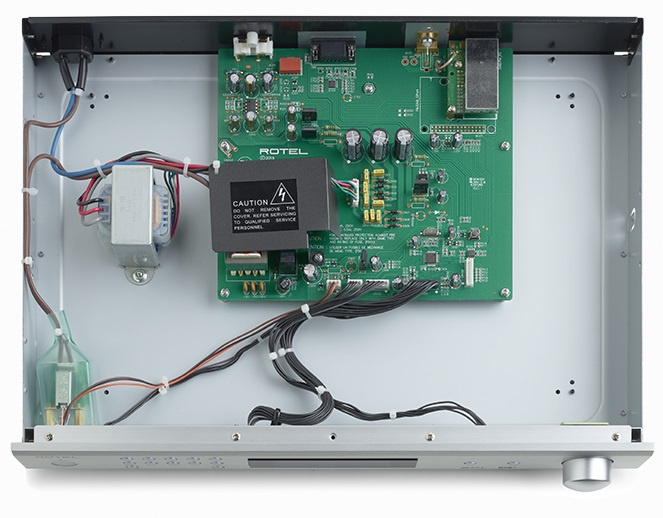 Kretskort och komponenter inuti en Rotel T11 DAB/FM-radio.