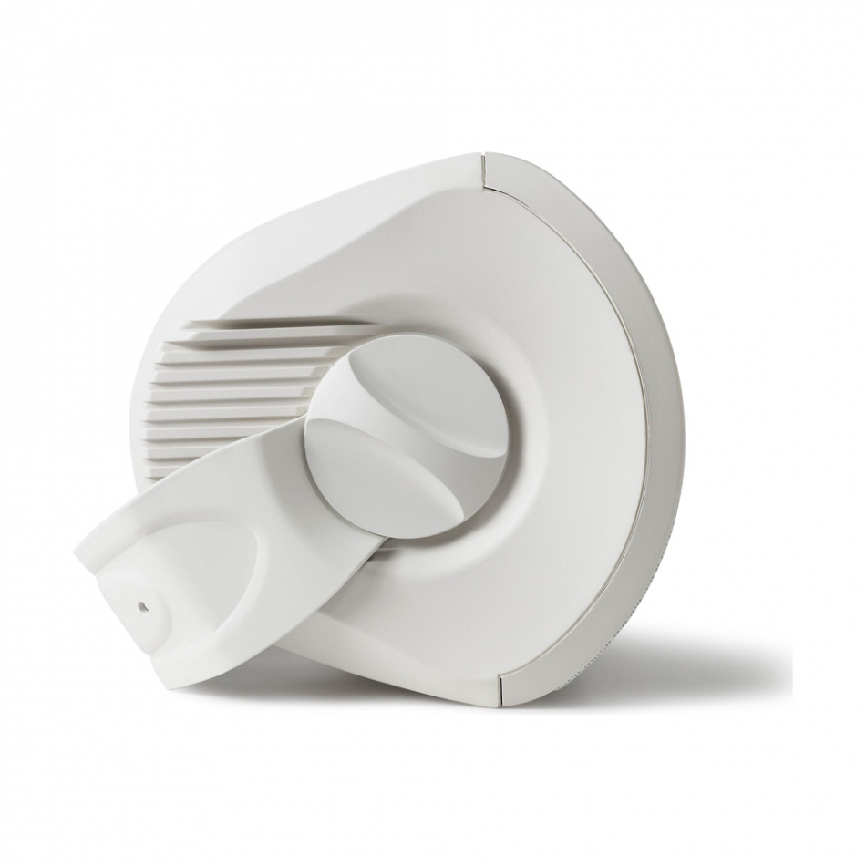 En vit utomhushögtalare med rundad form och monteringsfäste.