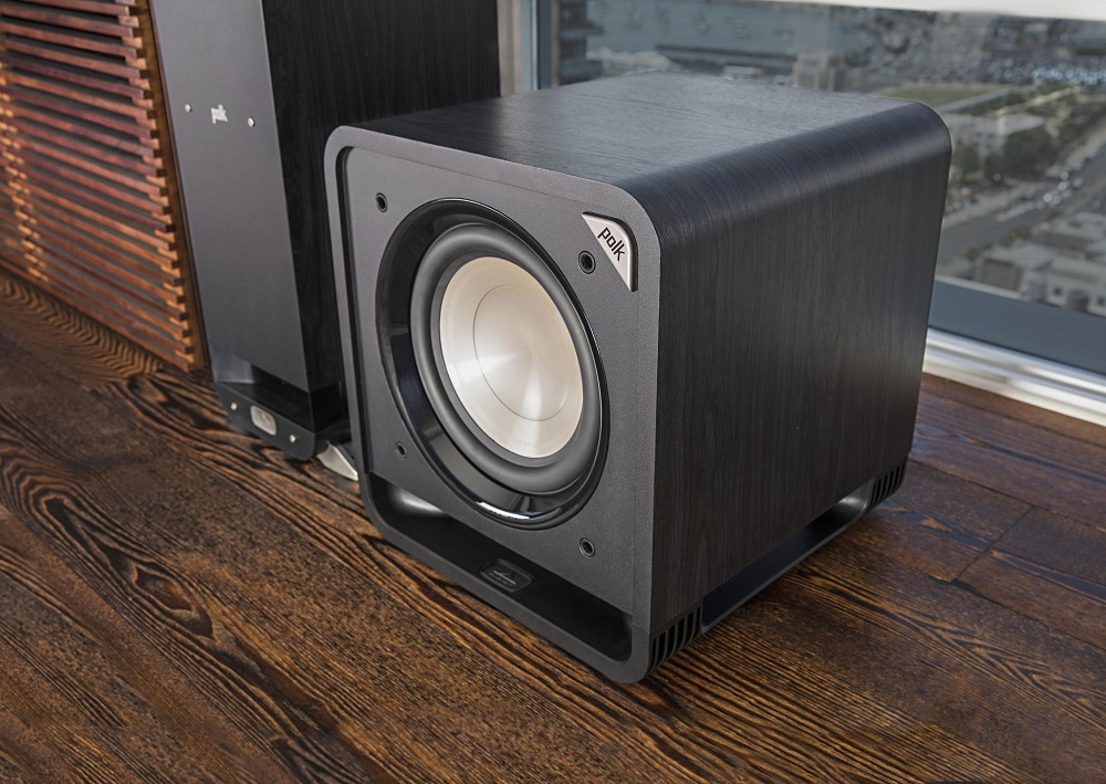 Aktiv subwoofer i svart med rund baskåpa, Polk Audio HTS10.