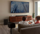 Polk Audio Mag Max AX SR, trådlös 7.1.2 hemmabio En modern hemmabiomiljö med TV, ljudbar och par som umgås.