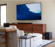 Polk Audio Mag Max AX SR, trådlös 7.1.2 hemmabio Modernt vardagsrum med TV, ljudsystem och soffmöbel.