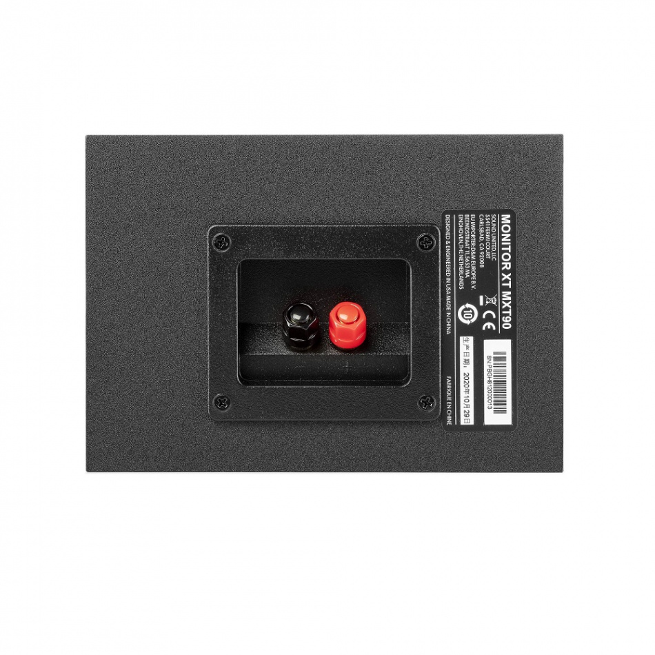 Högtalarens baksida med anslutningar och specifikationer.