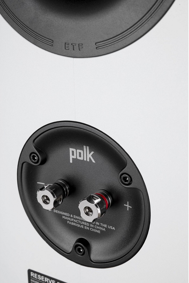 Statvets baksida med anslutningar och märkning för Polk Audio.