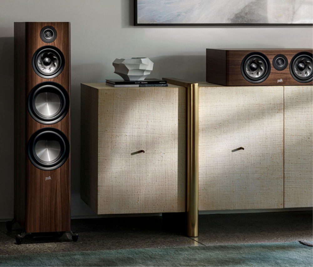 En elegant inredning med Polk Audio R400 centerhögtalare och stiliga möbler.