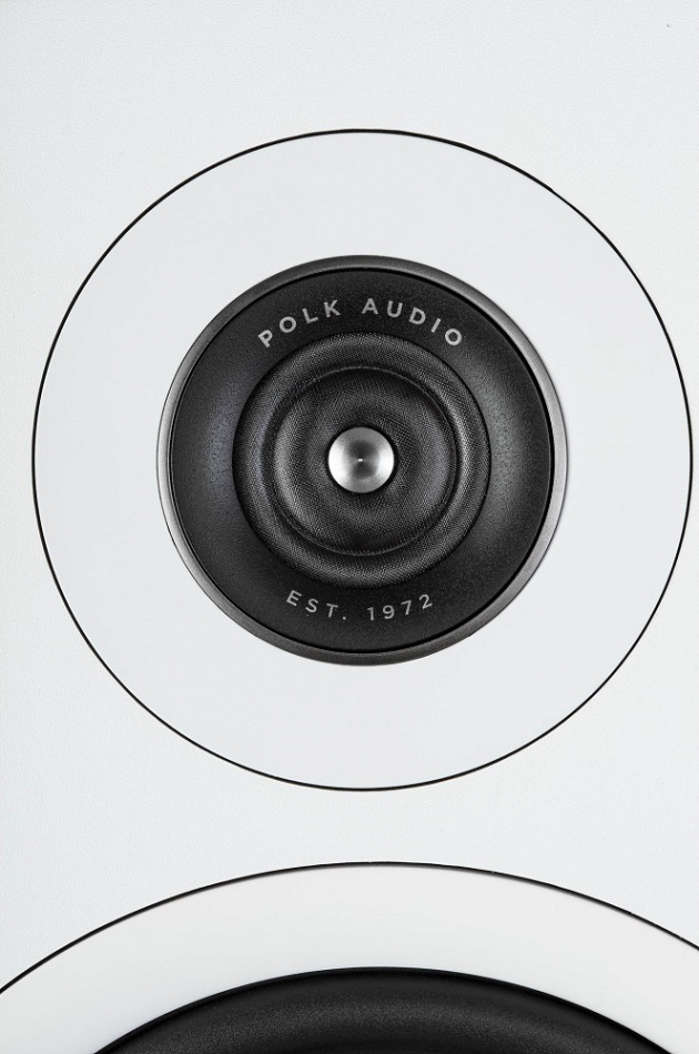 Närbild av Polk Audio Reserve R500 diskant med logotyp.
