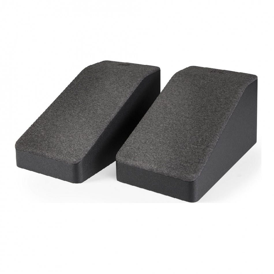 Svarta, lutande högtalare för Dolby Atmos, designade för ljudupplevelse.