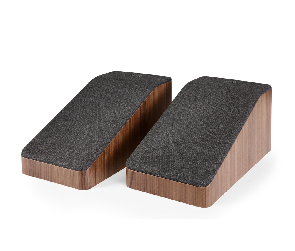 Par av hörnmonitorer med valnötsfinish och gråaktig topp.