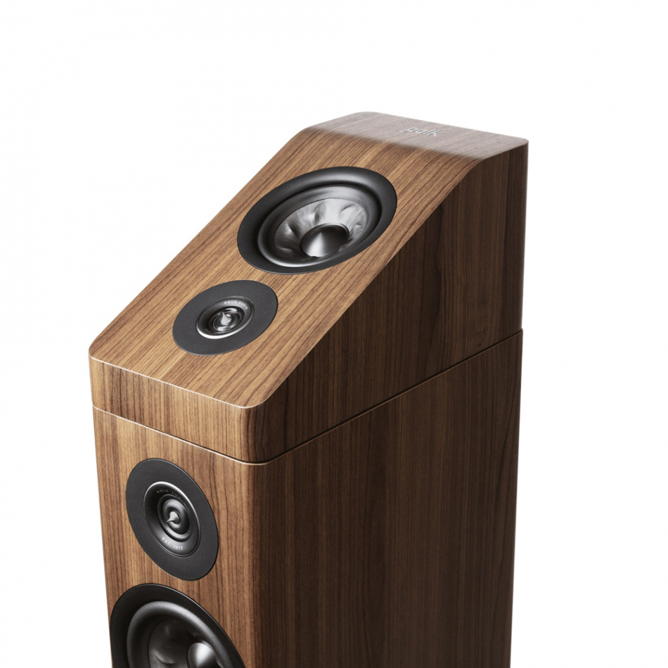 Högtalare med svängd design och valnötsfinish för Dolby Atmos.