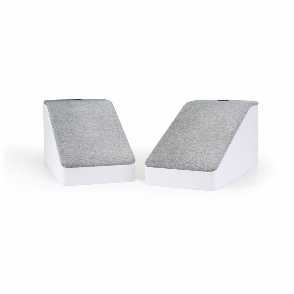 Vitt par med lutande toppar, designade för Dolby Atmos-ljudsystem.