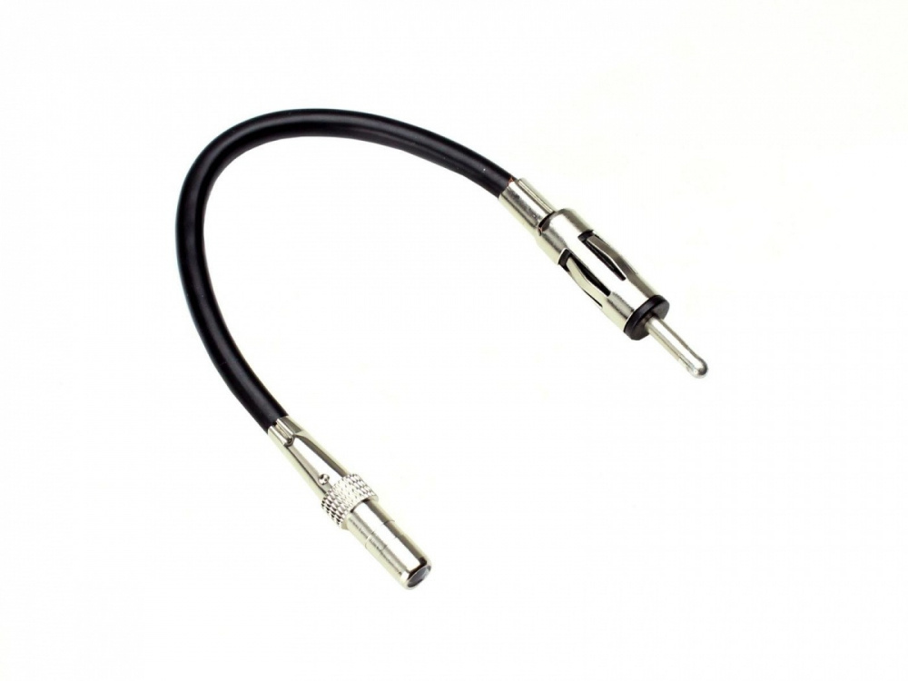 Antennadapter med kopplingar för olika bilmodeller.