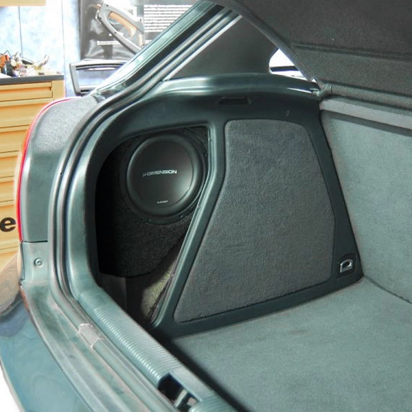 En baslåda installerad i bagageutrymmet av en bil.