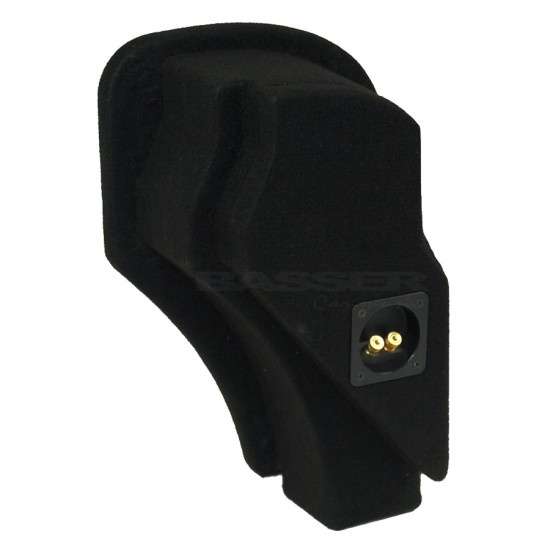 Basslåda med vinklad design, klädd i svart tyg.