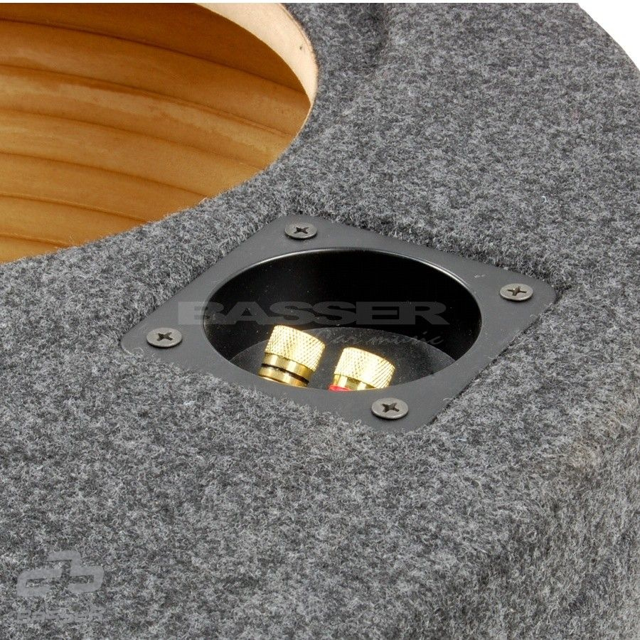 Baslåda med vägg av filt och kontakter för ljudanslutning.