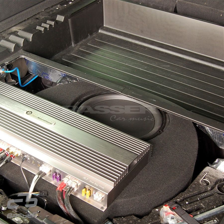 Basilåda med subwoofer och förstärkare för Audi Q7.