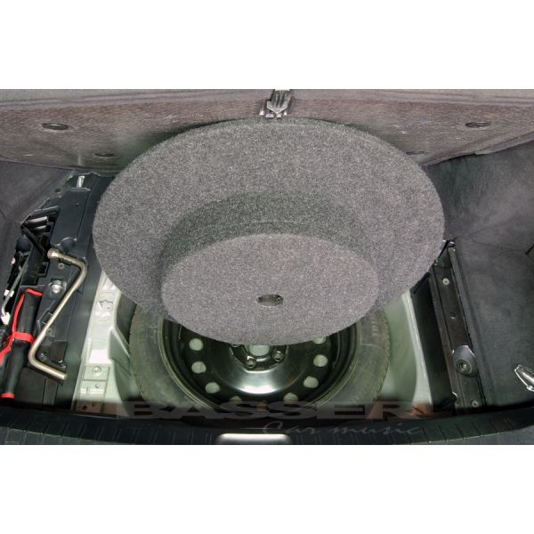 En baslåda i en BMW 3-serie E46 Touring bilbagage.