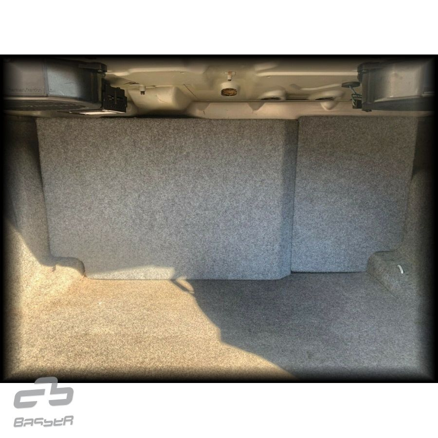 En grå baslåda i bagageutrymmet på en BMW 3-serie E46 Sedan.