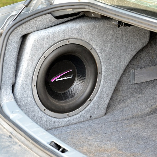 En baslåda för BMW 3-serie E92 Coupe i bagageutrymmet.