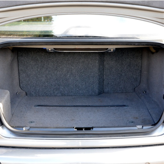 Tom bagageutrymme i en BMW 5-serie E39 Sedan.