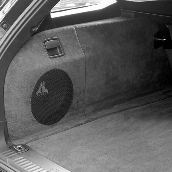 Bilde av en tom baslåda i bagagerummet på BMW 5-serie E61 Touring.