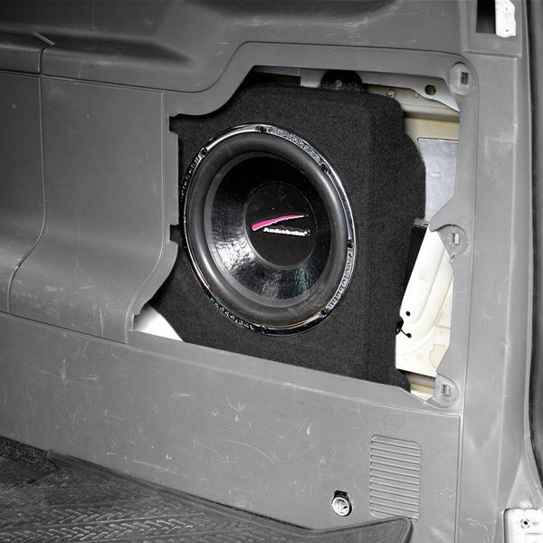 Baslåda installerad i en bil, speciellt för Mercedes Viano, med subwoofer synlig.