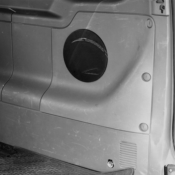 En insida av en bilmärkes panel med en högtalare inbyggd.