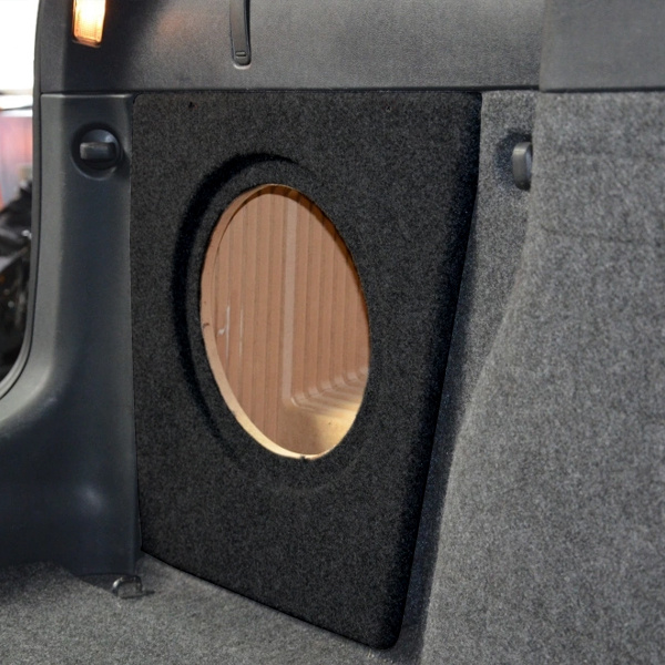 Baksidestavla för subwooferinstallation i Skoda Octavia II Kombi.