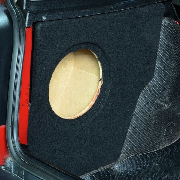 En svart baslåda med en rund öppning för högtalare.