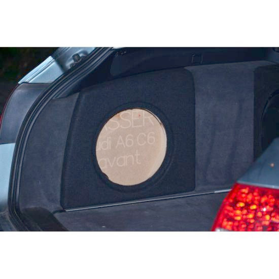 Tom baslåda för Audi A6 Avant, designad för smidig installation i bagageutrymmet.