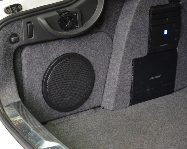 Baslåda installerad i bagageutrymme på Skoda Superb II Sedan.