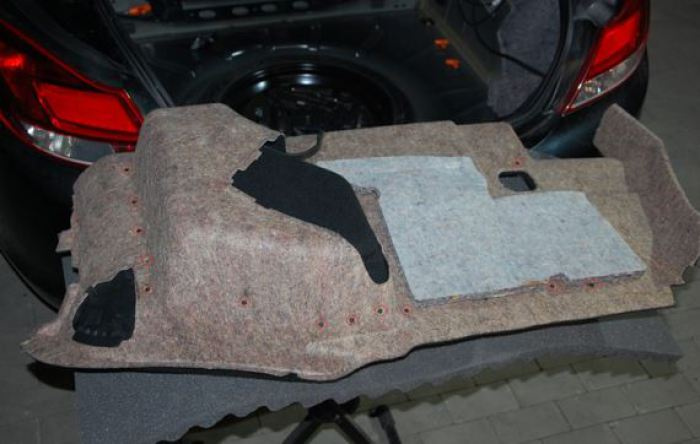 Baslåda i textilmaterial för Opel Insignia, designad för ljudsysteminstallation.