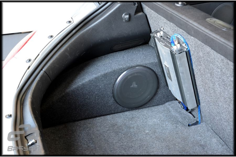 Bilden visar en baslåda installerad i bagageutrymmet på en Volkswagen Beetle.