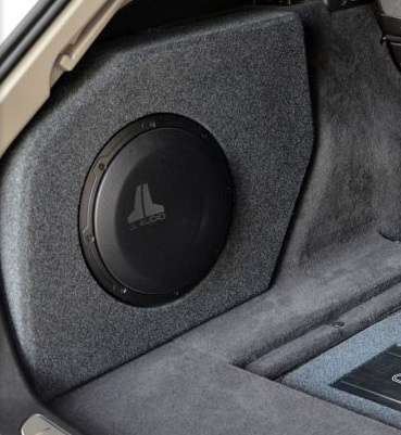 En baslåda i bagageutrymmet på en BMW 3-serie F31 Touring.