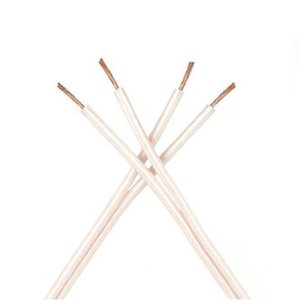 Tre koppartrådar med vit isolering, troligen en högtalarkabel.