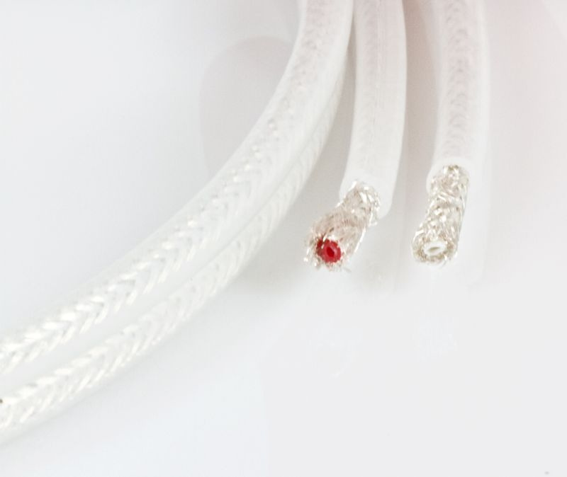 Högtalarkabel med tvinnade ledare och isolering, vit färg.