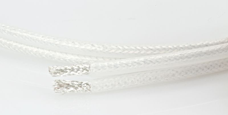 Kabel med vita, flätade ledningar och blottade ändar.