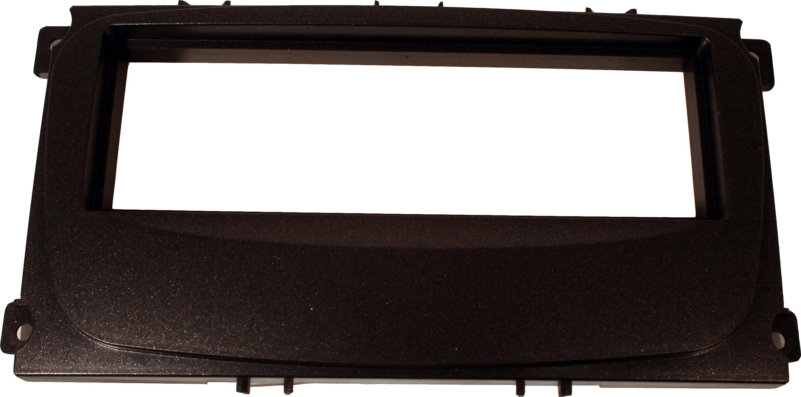 En svart plastram för installation av stereo i bil.