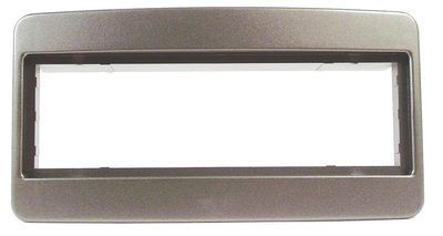 Ramskydd i plast för stereoinstallation, rektangulär form och grå färg.