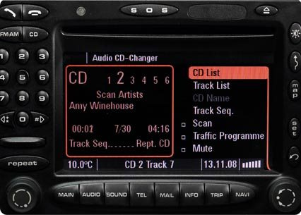 Visar en bilstereo med CD-spelare och låtinformation.