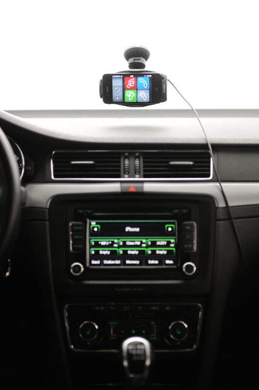 iPhone-docka på bilpanel med touchscreen och kontroller.