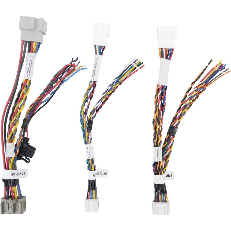 Kablage för ljudsystemet i Tesla Model 3/Y, inkluderar flera anslutningar.